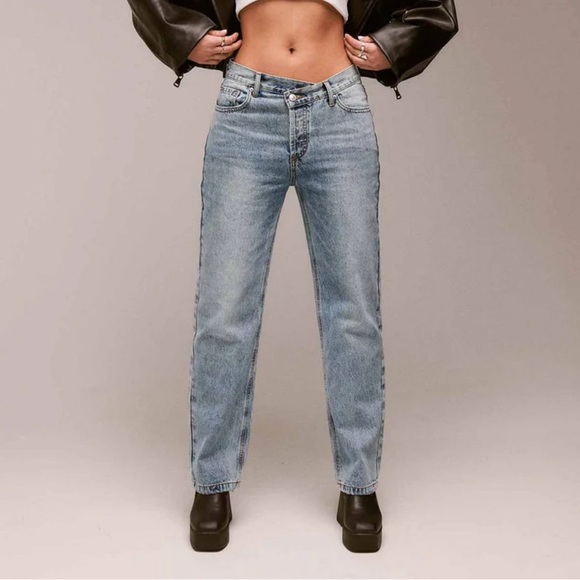 ASYMMETRIC STRAIGHT LEG JEAN LIGHT WASH DENIM - Picture 4 of 4